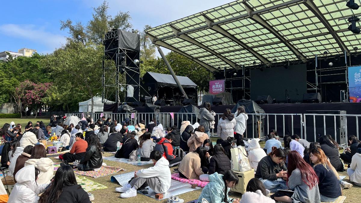 南瀛草地音樂會晚間登場!八三夭壓軸現身 粉絲不怕冷提早卡位