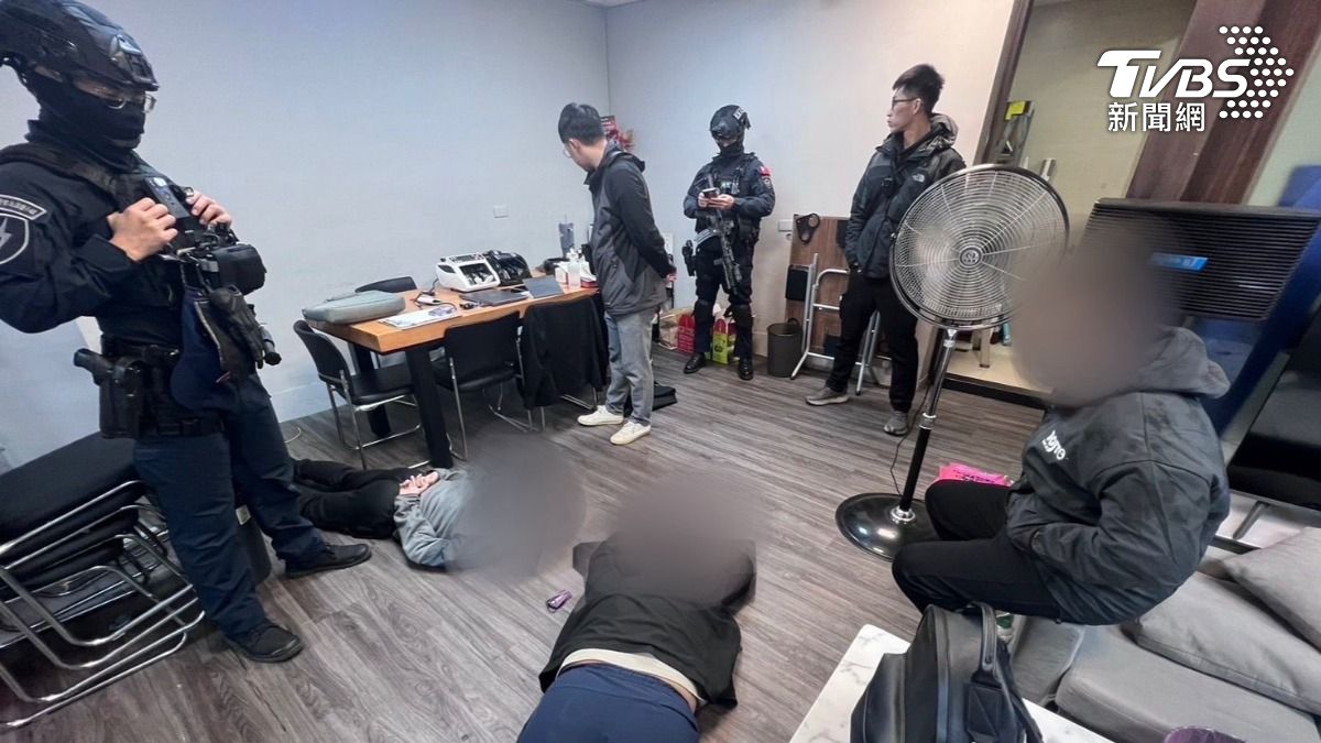 警方24日中午前往板橋區某檳榔攤內攻堅。（圖／TVBS）