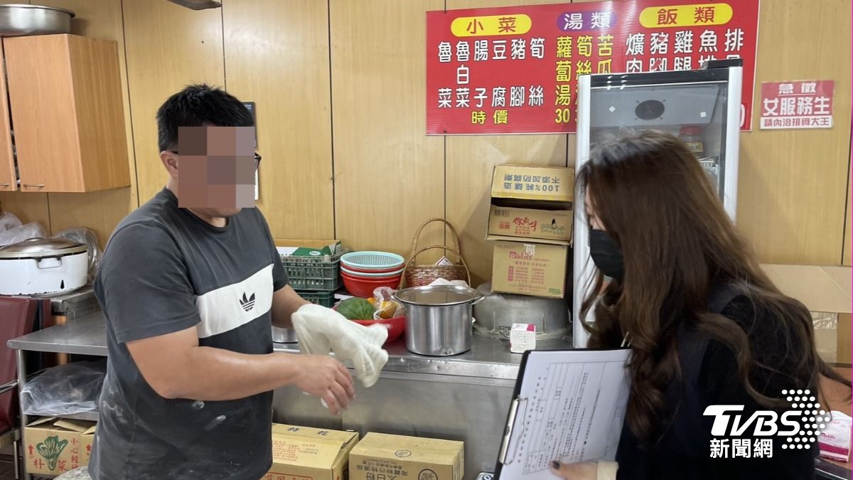 對方疑似不滿自己愛貓被打麻醉失控推打家畜所人員。（圖／TVBS）