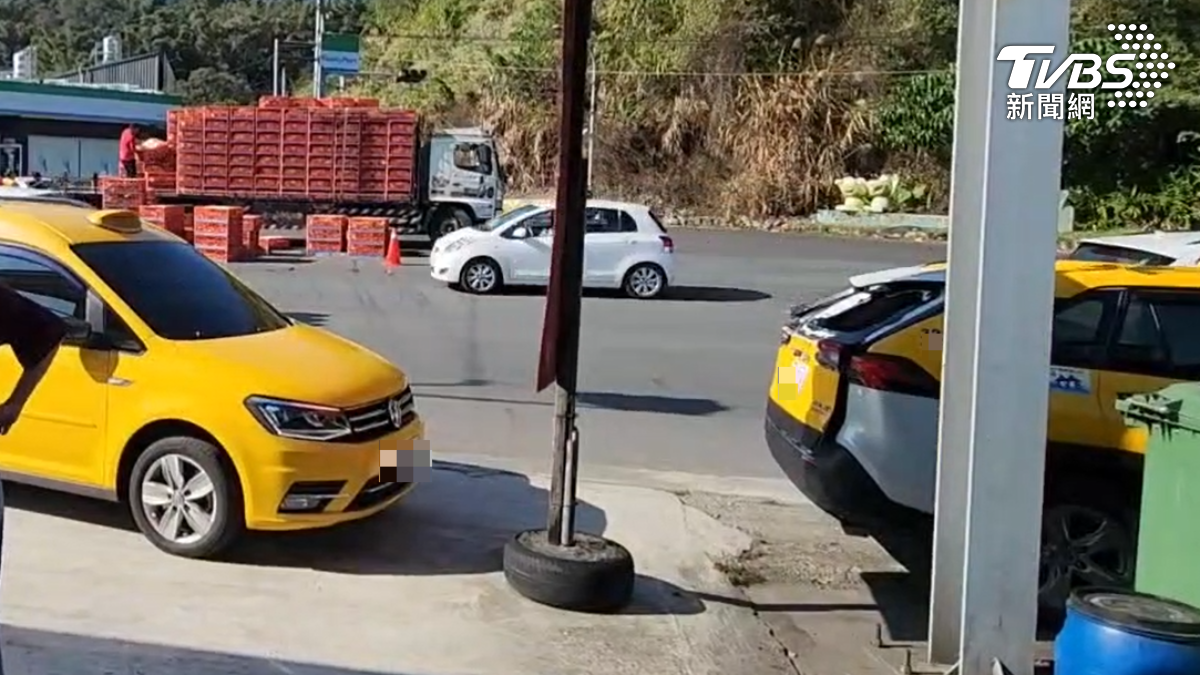 計程車後擋風玻璃破裂。（圖／TVBS）
