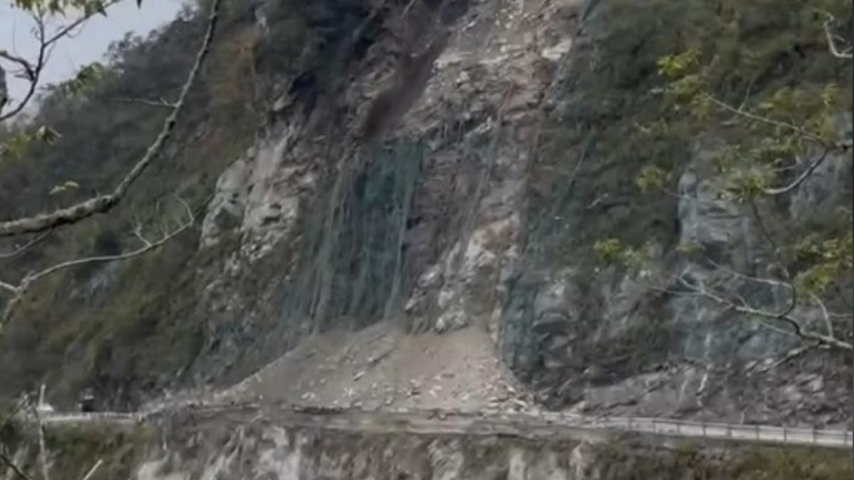 台8線花蓮西寶段持續落石!公路局搶修 取消放行、夜間封路