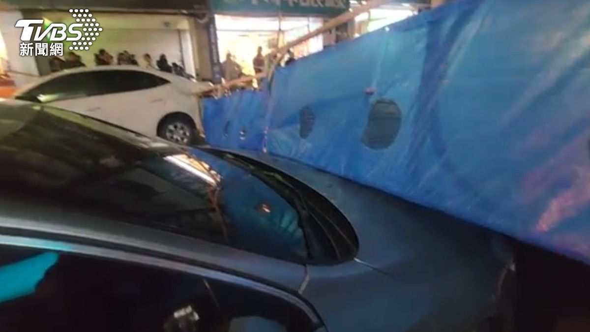 有兩輛汽車受到波及受損。(圖/TVBS)