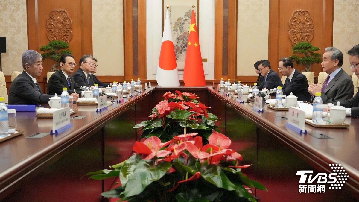 日本外務大臣岩屋毅(左)與中國外交部長王毅日前在北京會談。(圖/達志影像美聯社)