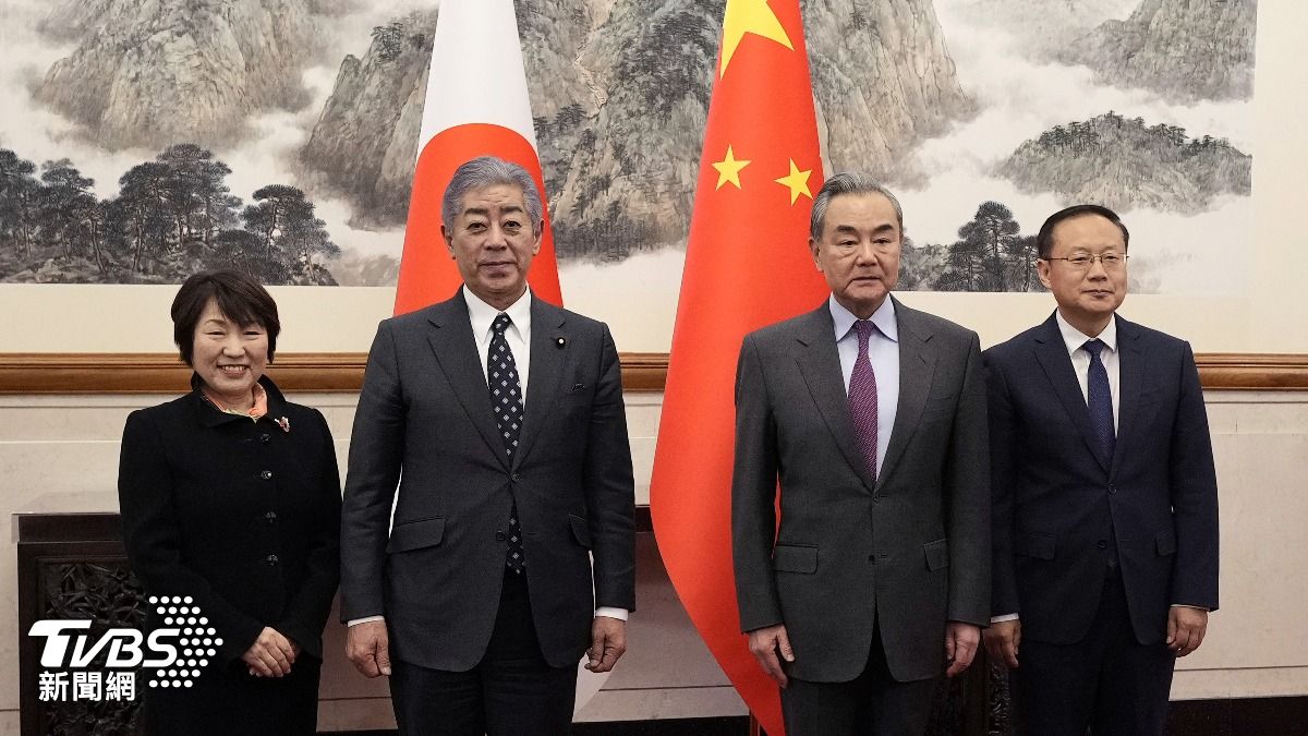 日本外務大臣岩屋毅(左)與中國外交部長王毅日前在北京會談。(圖/達志影像美聯社)