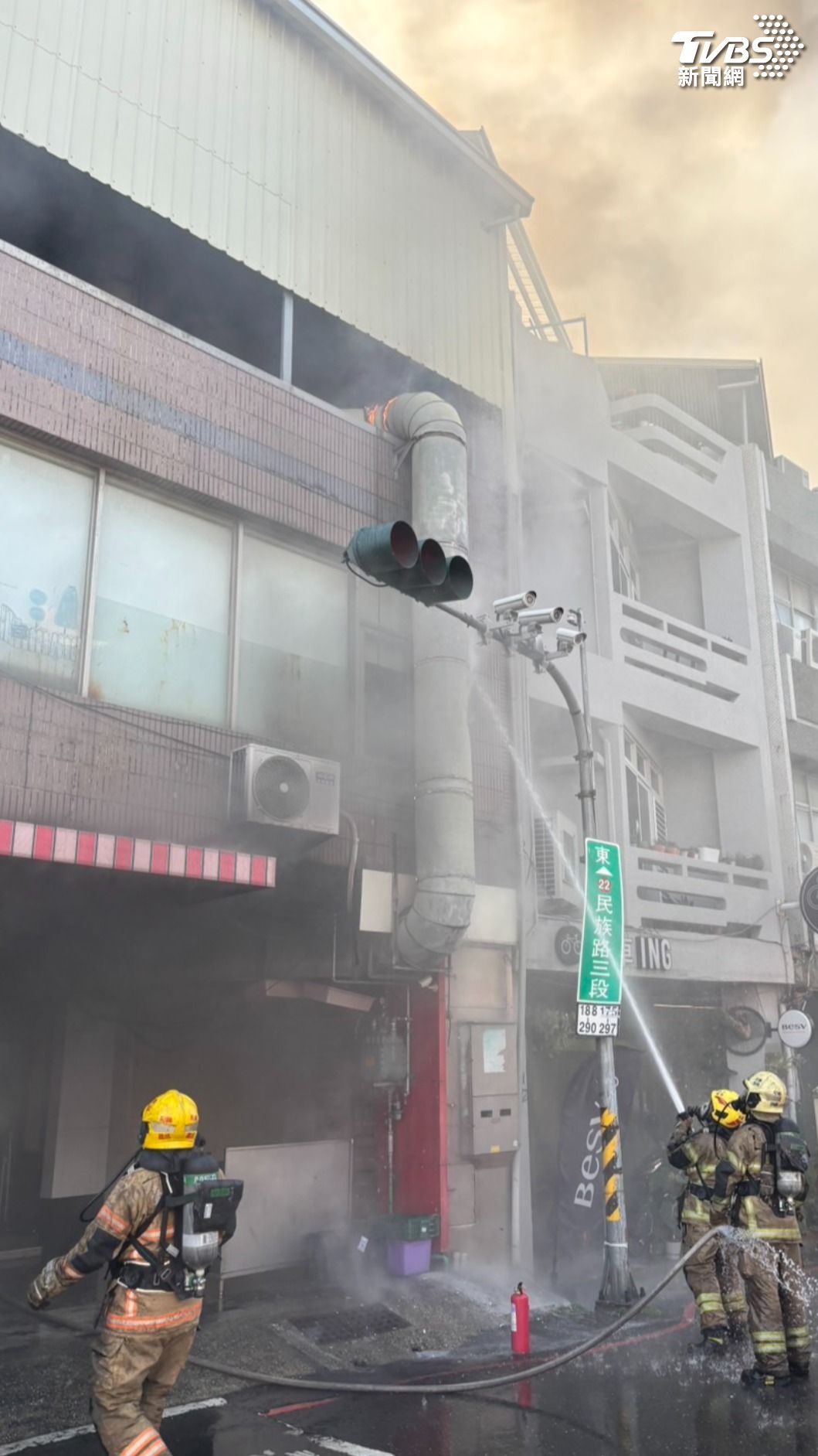 排煙風管竄出火舌。(圖/TVBS)