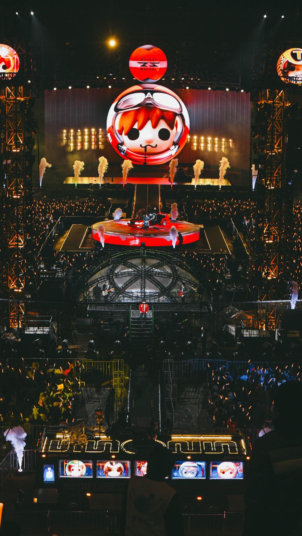 五月天打造逾229公尺的延伸舞台。(圖/相信音樂提供)