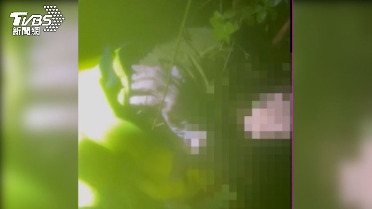 員警趕緊將外套蓋在蕭姓運將身上。(圖/TVBS)