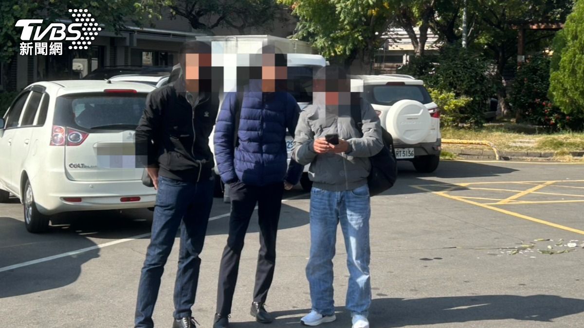 20歲越南移工的爸爸(右)也飛台認屍。(圖/林冠丞攝)