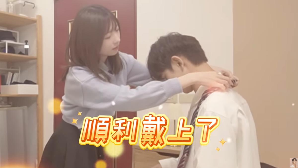 一樓幫Andy繫領帶。(圖/翻攝自「Andy老師」YT頻道)