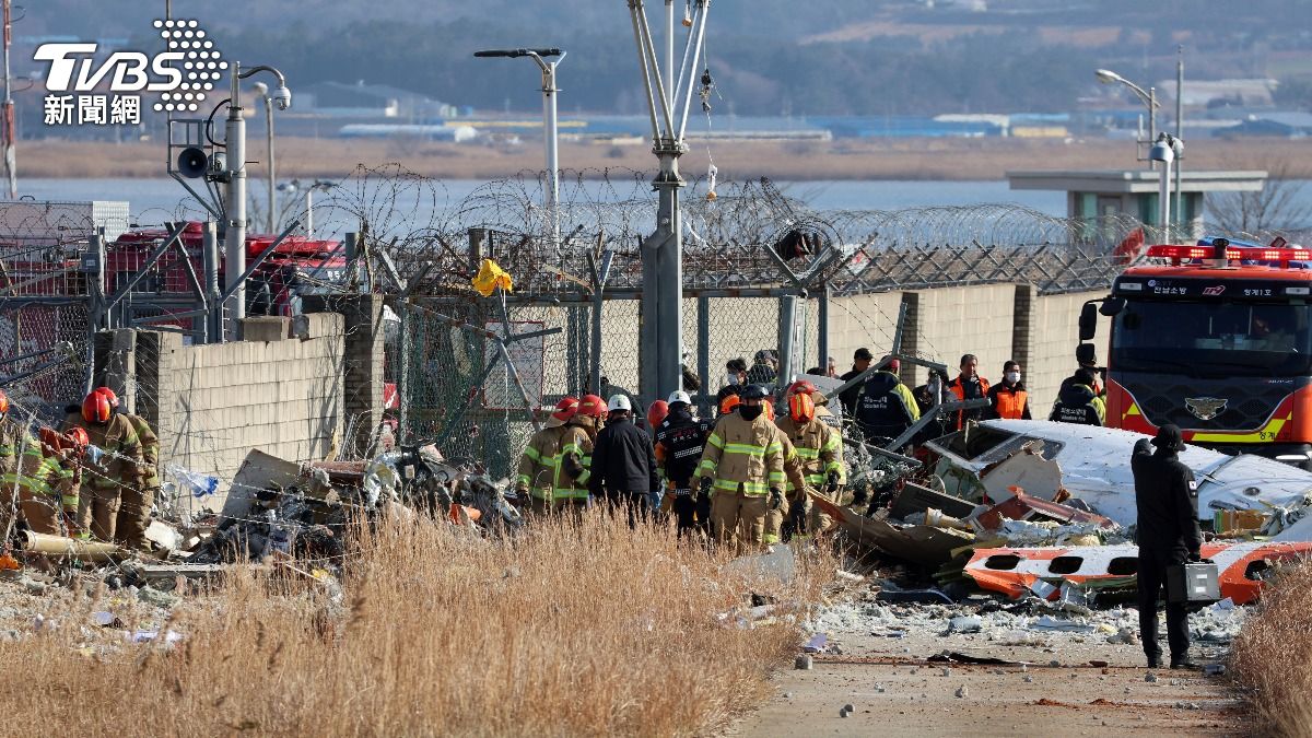 客機爆炸現場救難人員持續搜救。(圖/達志影像美聯社)