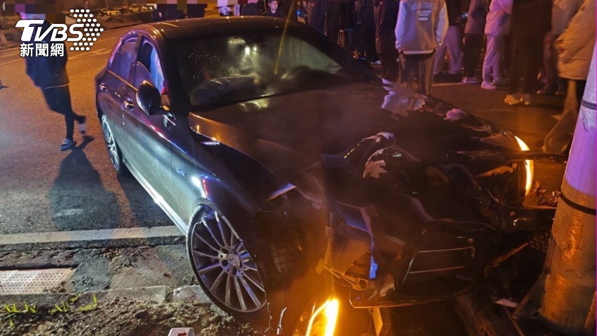 疑路況不熟!20歲男撞爆南投休息站 賓士車頭開花