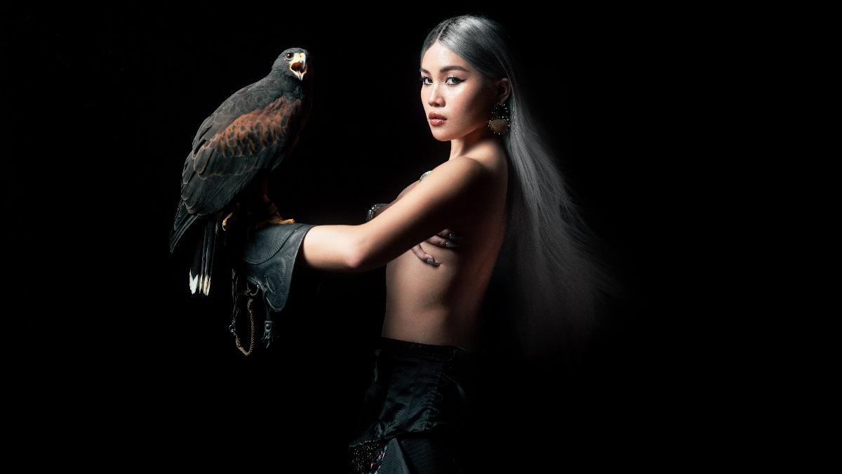 金曲女星脫了!裸上半身合體大隻老鷹 火辣畫面曝光