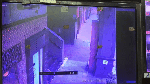 玻璃瞬間破裂。(圖/TVBS)