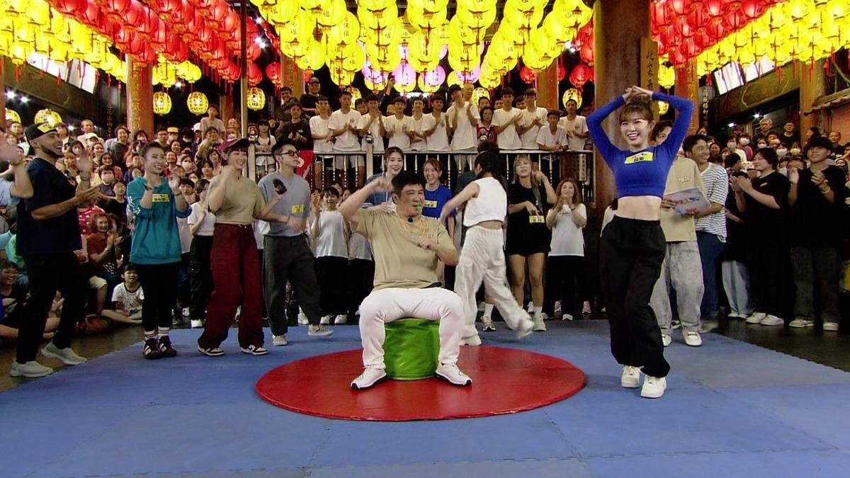 林穎樂出外景玩遊戲。(圖/民視提供)