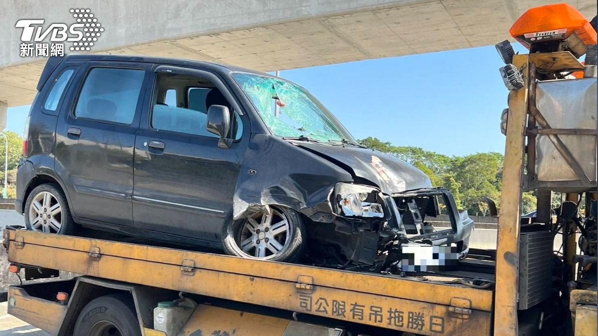 肇事男子車輛車頭與擋風玻璃毀損。（圖／TVBS）