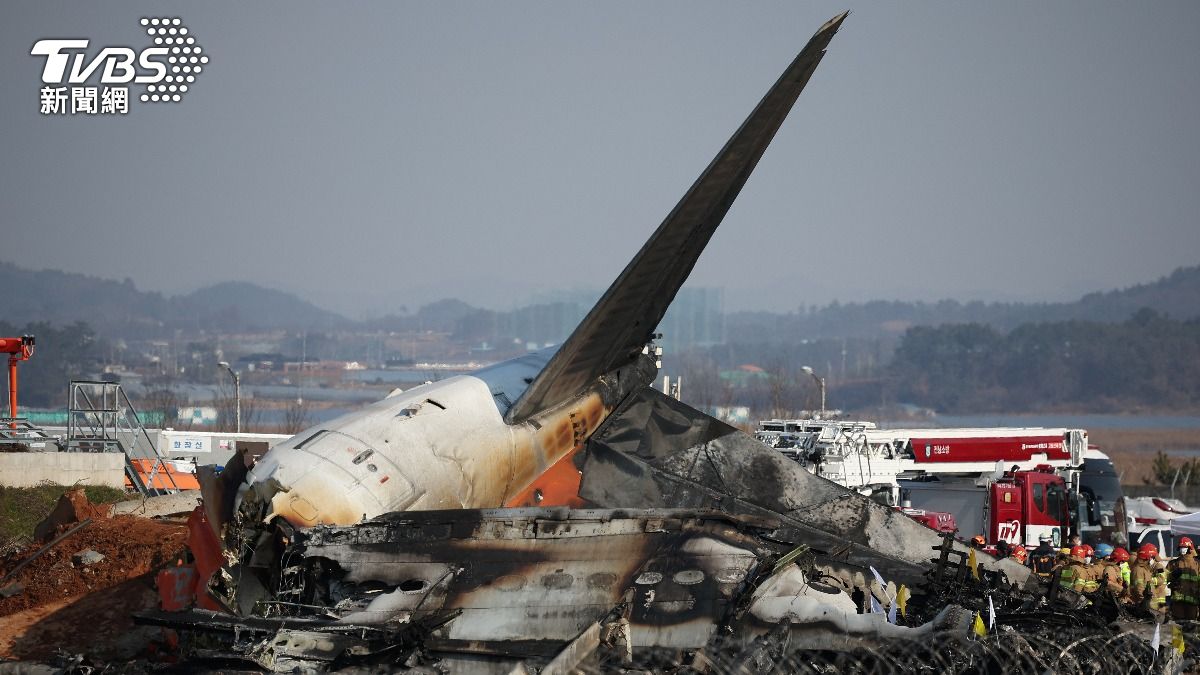 濟州航空班機著陸後,滑行衝出跑道,撞上圍牆爆炸。(圖/達志影像路透社)