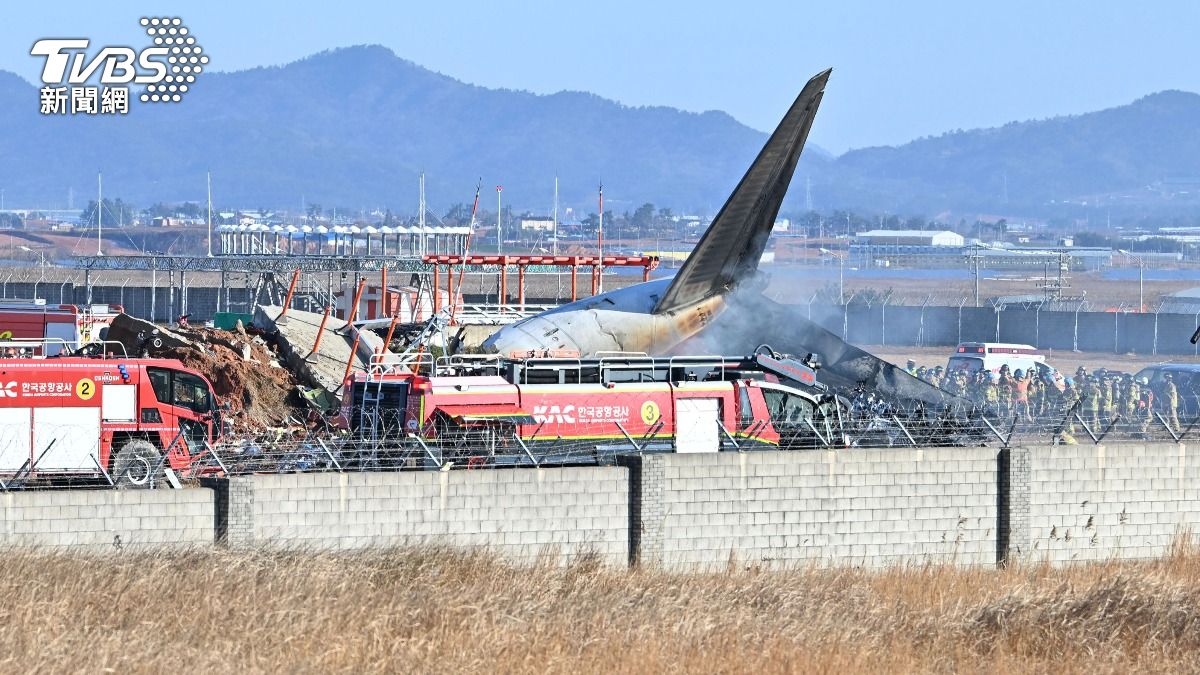 務安機場跑道盡頭的圍牆，成為這起空難的致命缺失之一。（圖／達志影像美聯社）