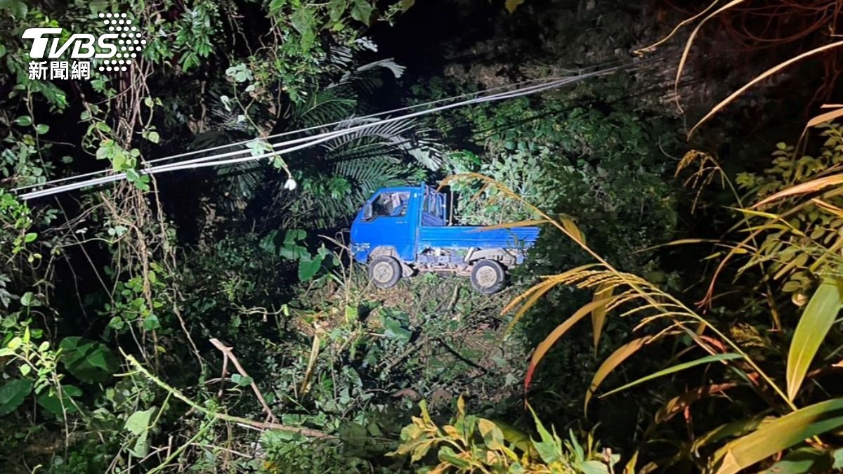 山路會車太窄!台中小貨車碰撞墜20米深山谷 駕駛全身傷