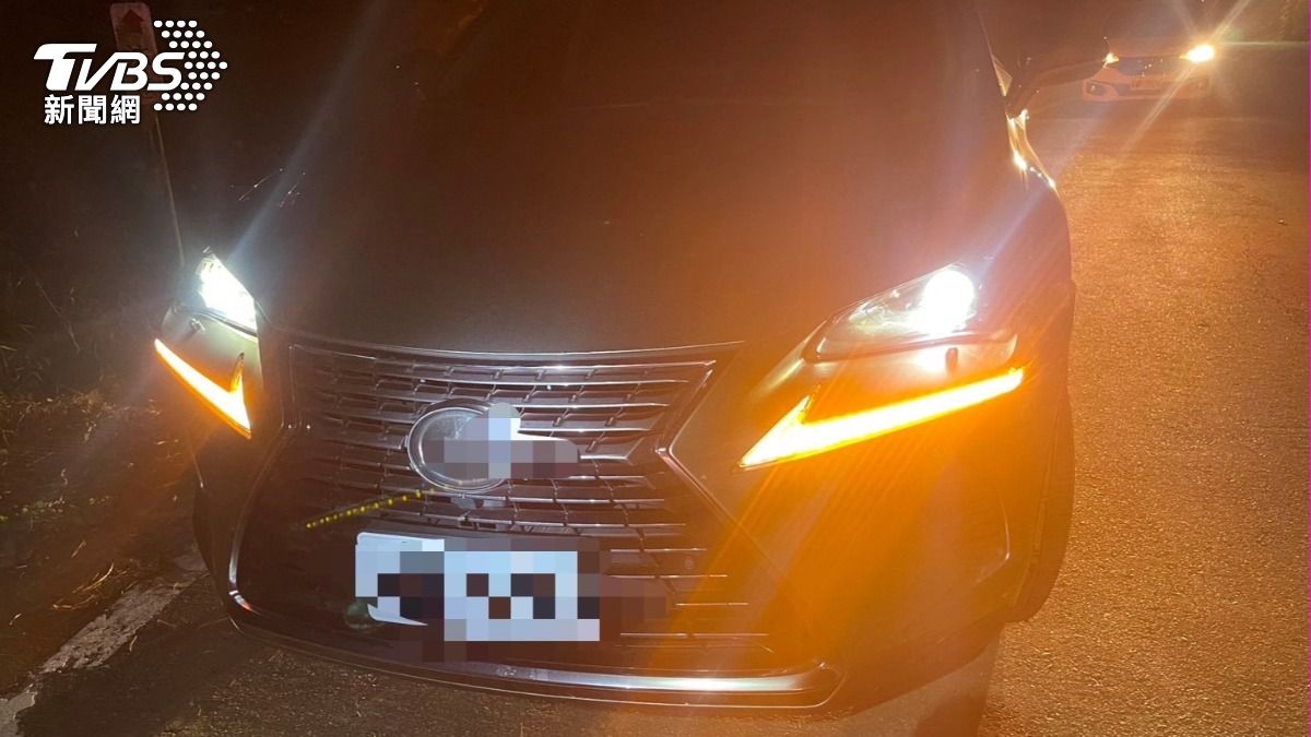 雙方在會車時發生碰撞。(圖/TVBS)