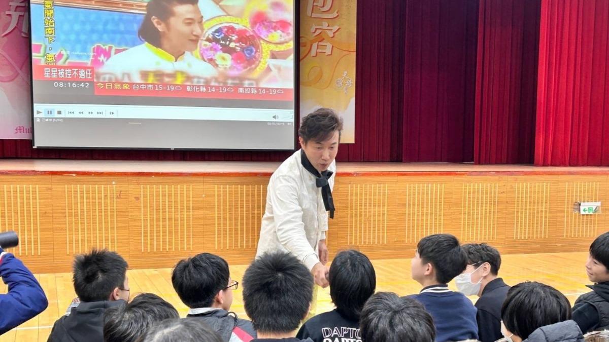 陳鴻日前現身天母國中分享料理經驗。(圖/陳鴻提供)