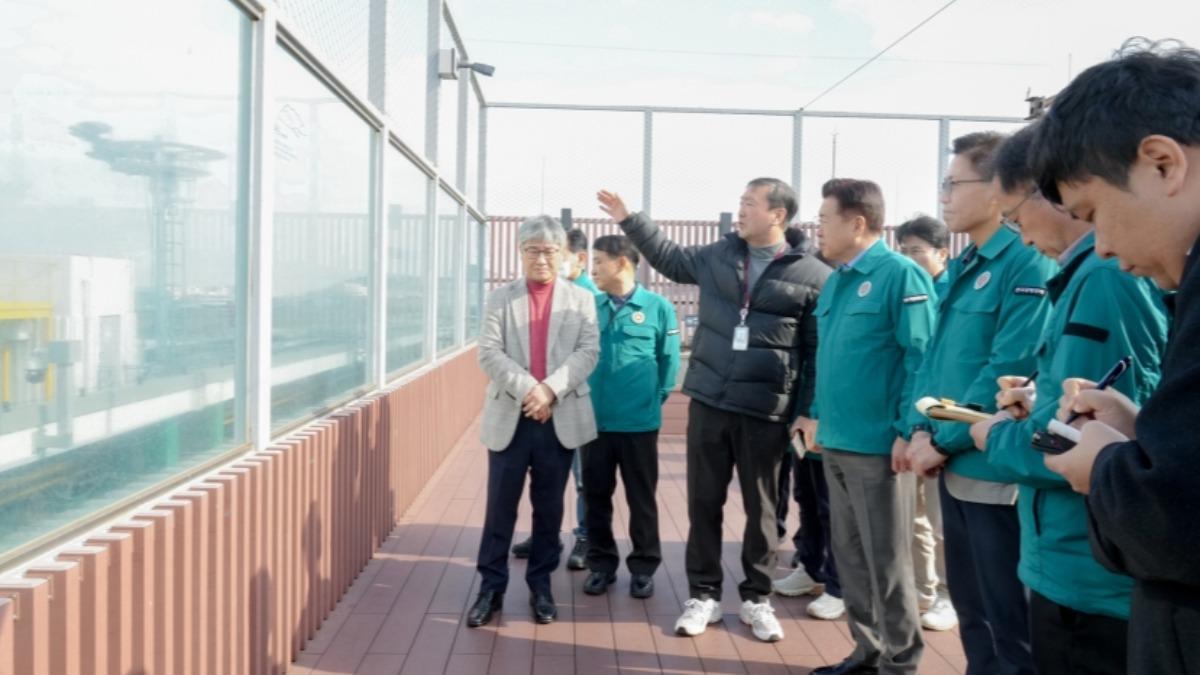 濟州政府人員視察機場。（圖／翻攝自《濟州廣播》）