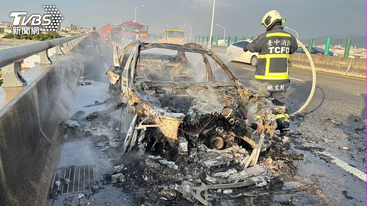 快訊/BMW轎車燒到剩骨架 台74塞爆變大型停車場