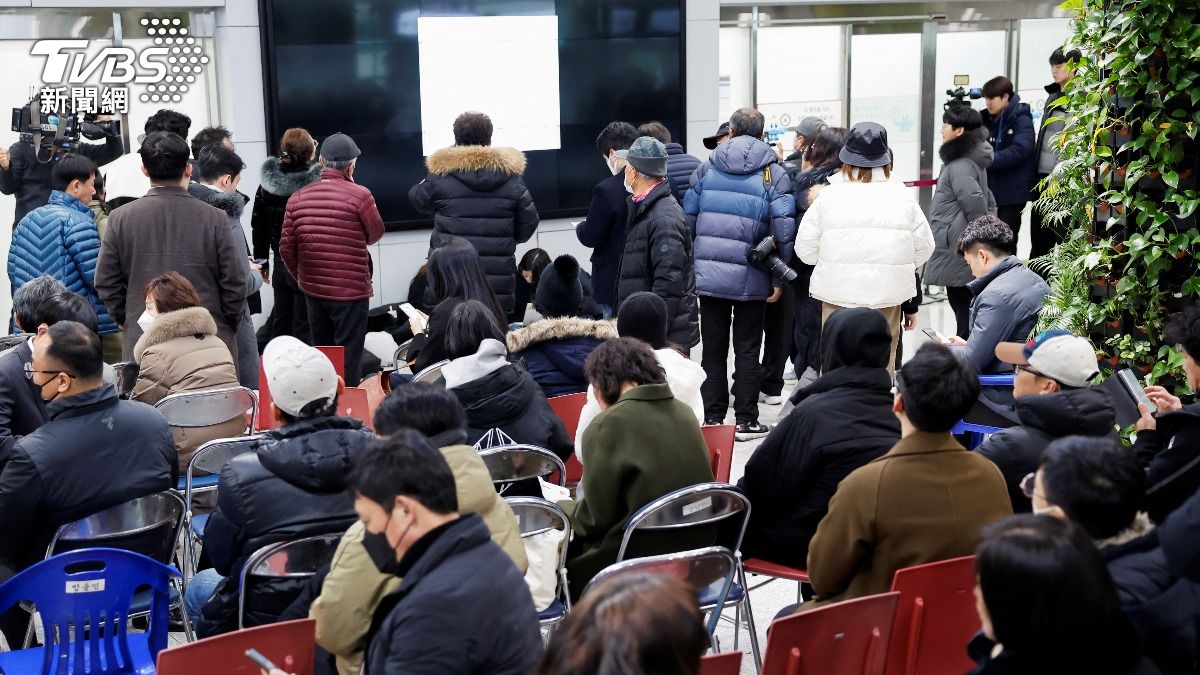 家屬相當焦急。(圖/達志影像路透社)