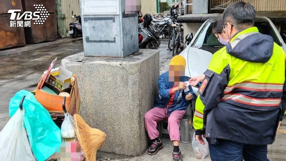 七旬拾荒婦「臉慘白發抖」冷到跌坐上 拾荒原因藏洋蔥