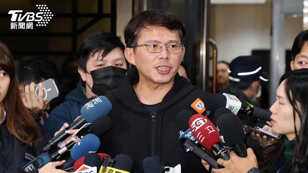 柯文哲喊辭黨魁「指定他幫忙」 黃國昌:聽了非常悲傷