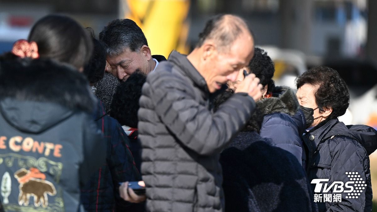 罹難者家屬群聚現場痛哭。（圖／達志影像美聯社）