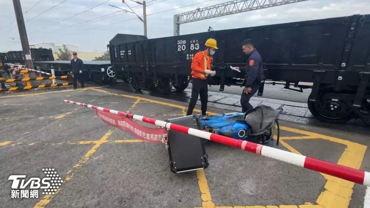 台中平交道火車、機車碰撞!騎士當場死亡 上班民眾急繞路