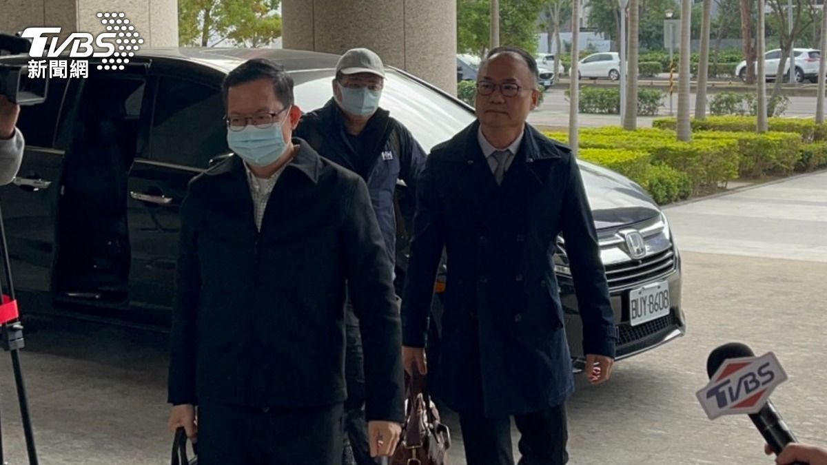 鄭文燦涉貪第二次開庭提早抵達,仍不發一語進地院。(圖/TVBS)
