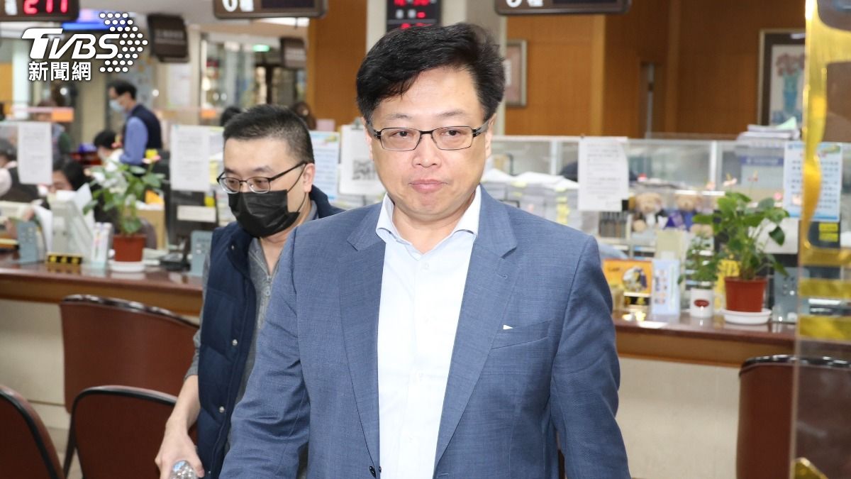 沈慶京律師胡原龍一早現身北院領取繳款單準備前往台銀繳交6千萬交保金。（圖／胡瑞麒攝）