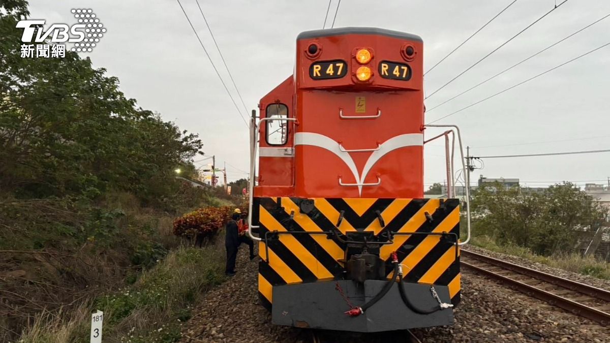 7502次貨物列車於8時14分開車,此案影響8列次137分。(圖/TVBS)