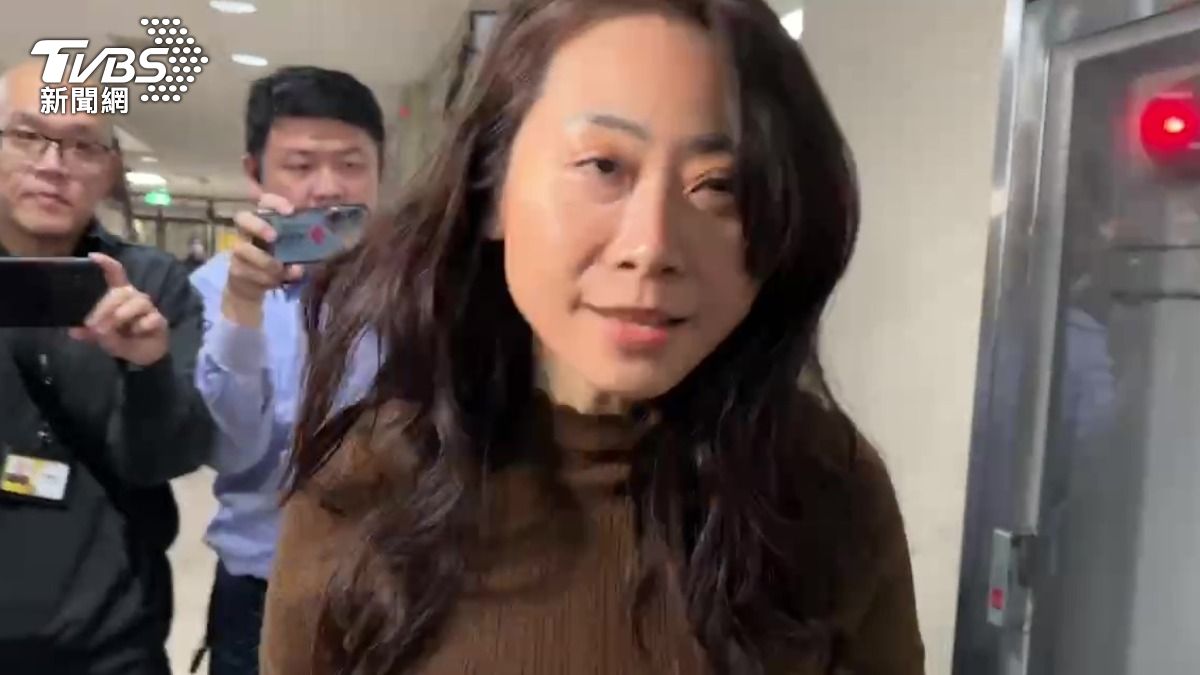 應曉薇律師稍早現身北院準備辦保。（圖／TVBS）