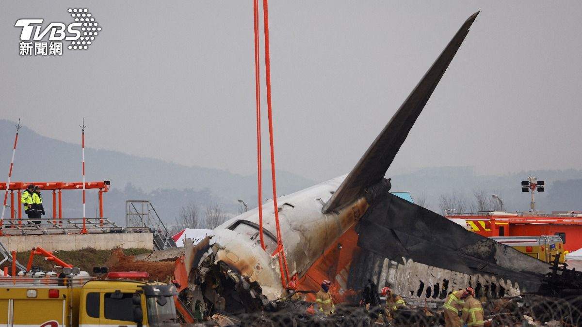 南韓濟州航空29日發生重大空難、機上181人僅有2人倖存。（圖／達志影像路透社）