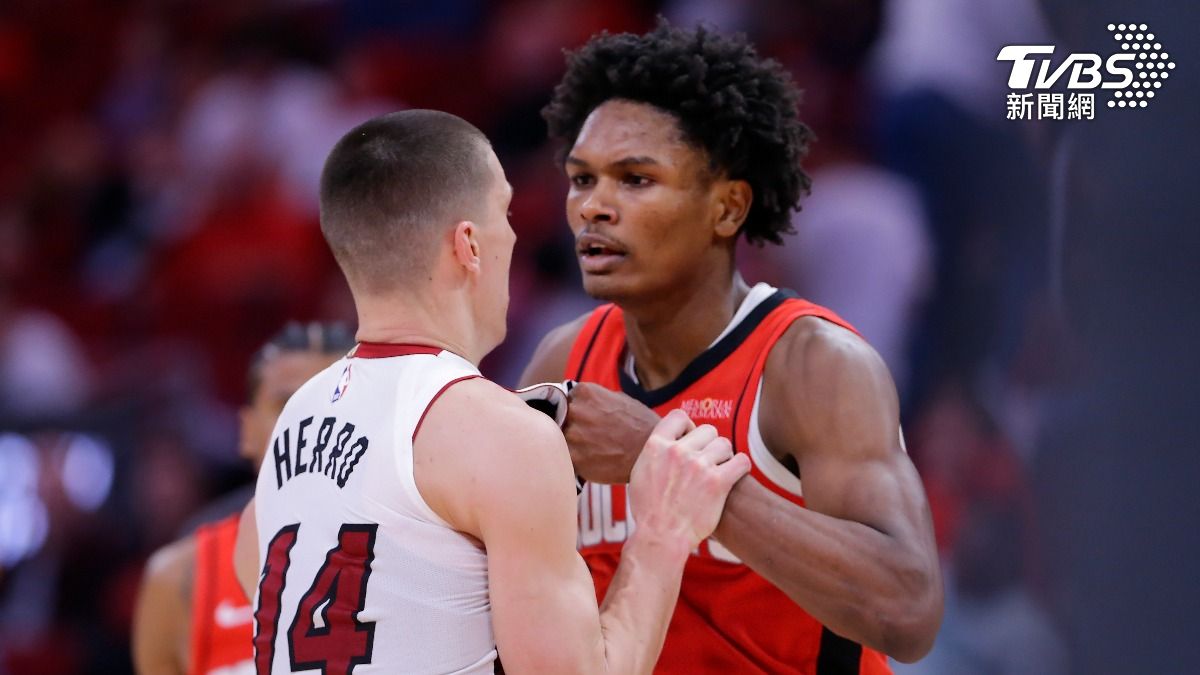 NBA／火箭對熱火大亂鬥！英雄哥遭重摔在地　裁判怒趕7人出場