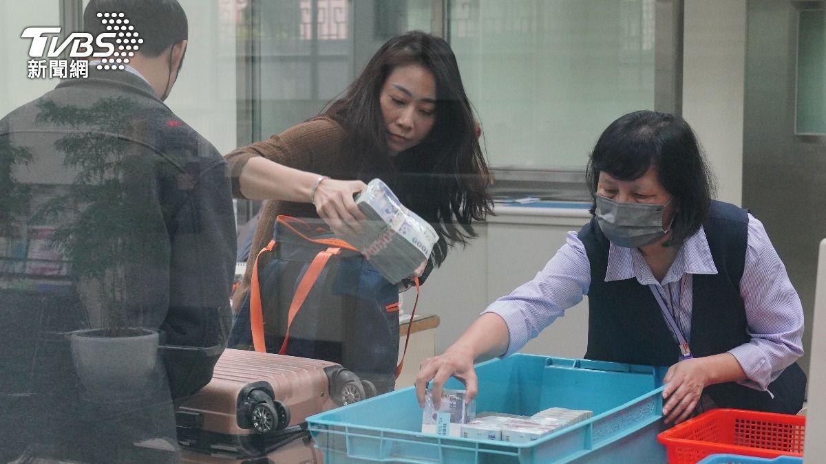 應曉薇律師拿出錢磚給台銀人員點算。（圖／TVBS）