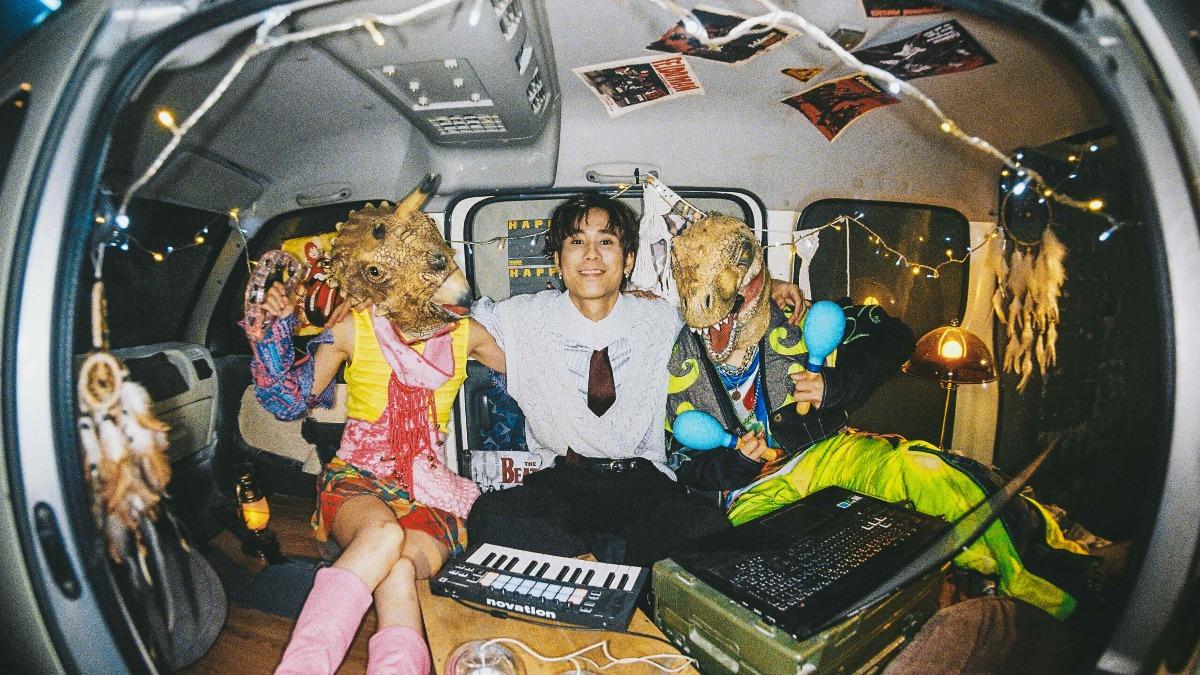 金曲男星首次目睹侏儸紀公園現場 猛跪地膝蓋受傷內幕曝