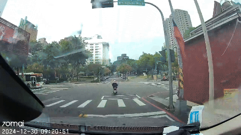 「27號」公車行經英才路與向上北路口,卻明顯闖紅燈。(圖/民眾提供)