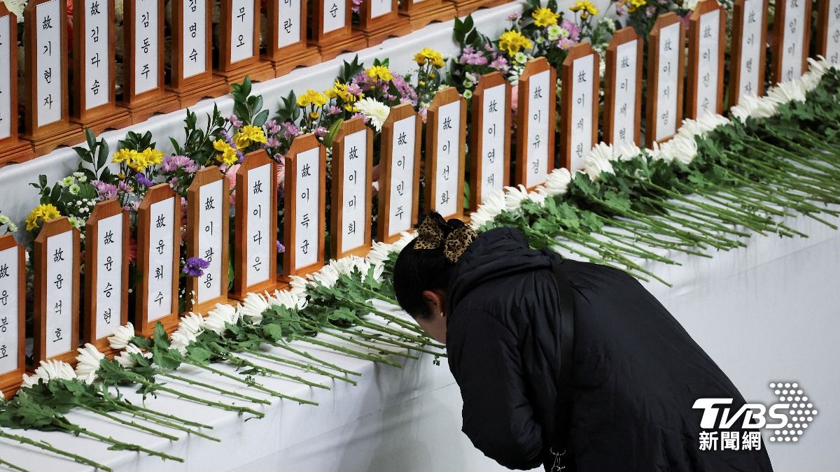 生者向罹難者致哀。(圖/達志影像路透社)