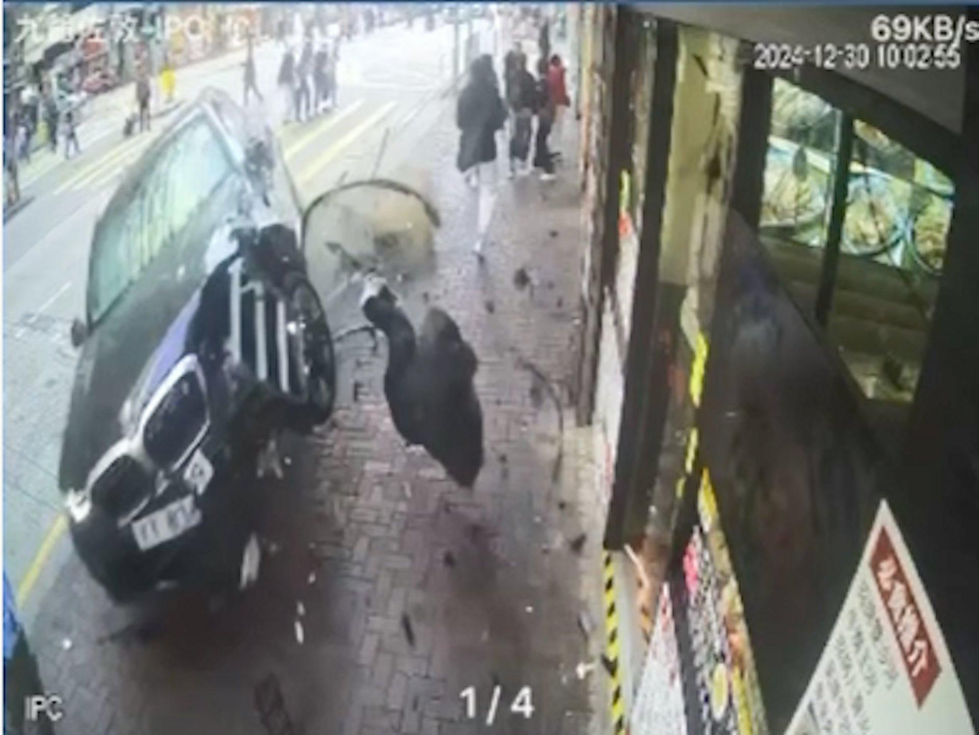 一輛BMW轎車失控直衝人行道後,撞倒一名女子。(圖/讀者提供)