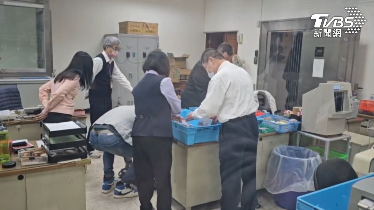 相關人員點鈔中。（圖／TVBS資料畫面）