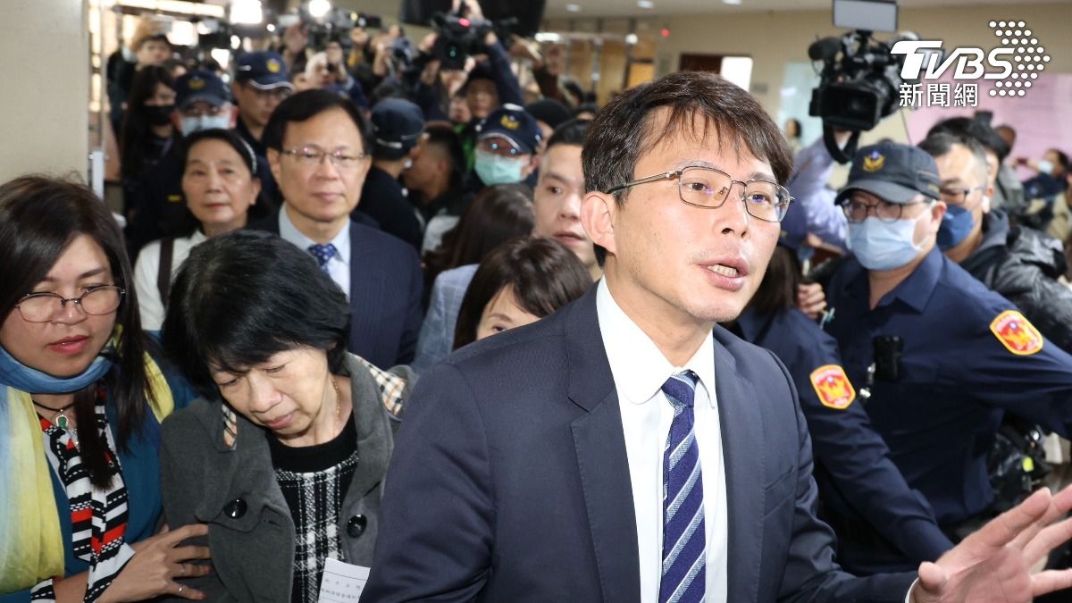 陳佩琪身邊圍著許多民眾黨立委。（圖／TVBS）