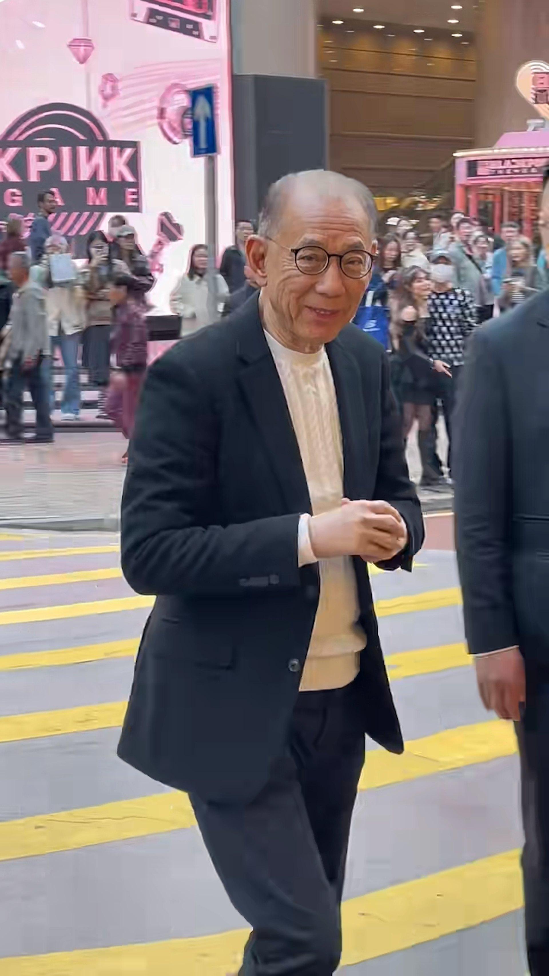 看到鏡頭。（圖／翻攝自網路）