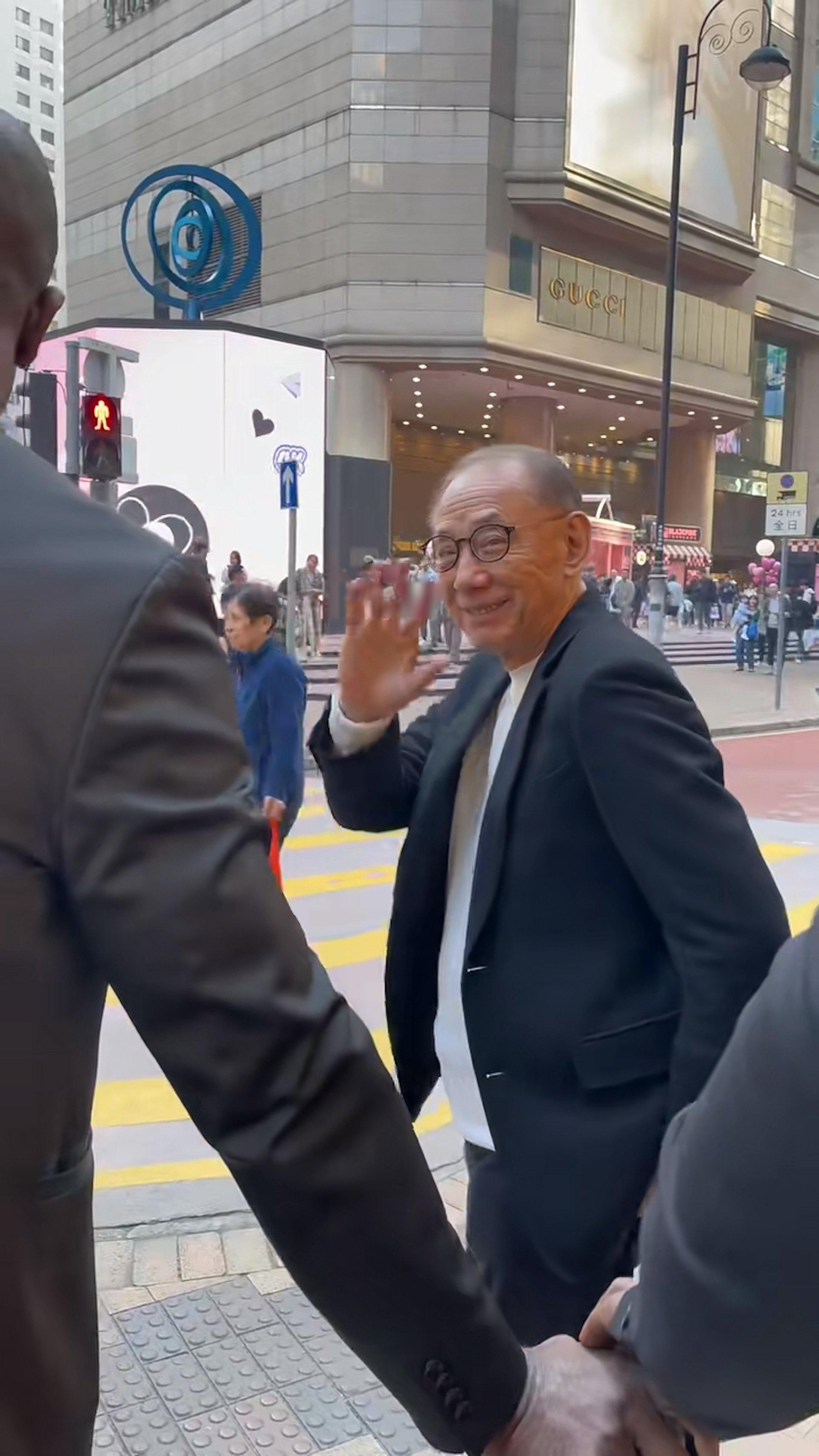 楊博士揮手致意並露出慈祥的笑容。（圖／翻攝自網路）