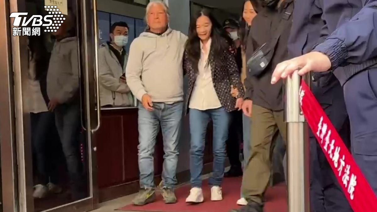 應曉薇這次交保情緒較為上次穩定。(圖/TVBS)