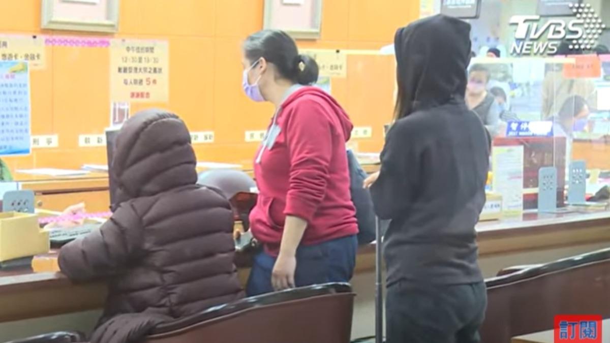 李文宗的家屬稍早帶著一卡行李箱現身辦保。(圖/TVBS)
