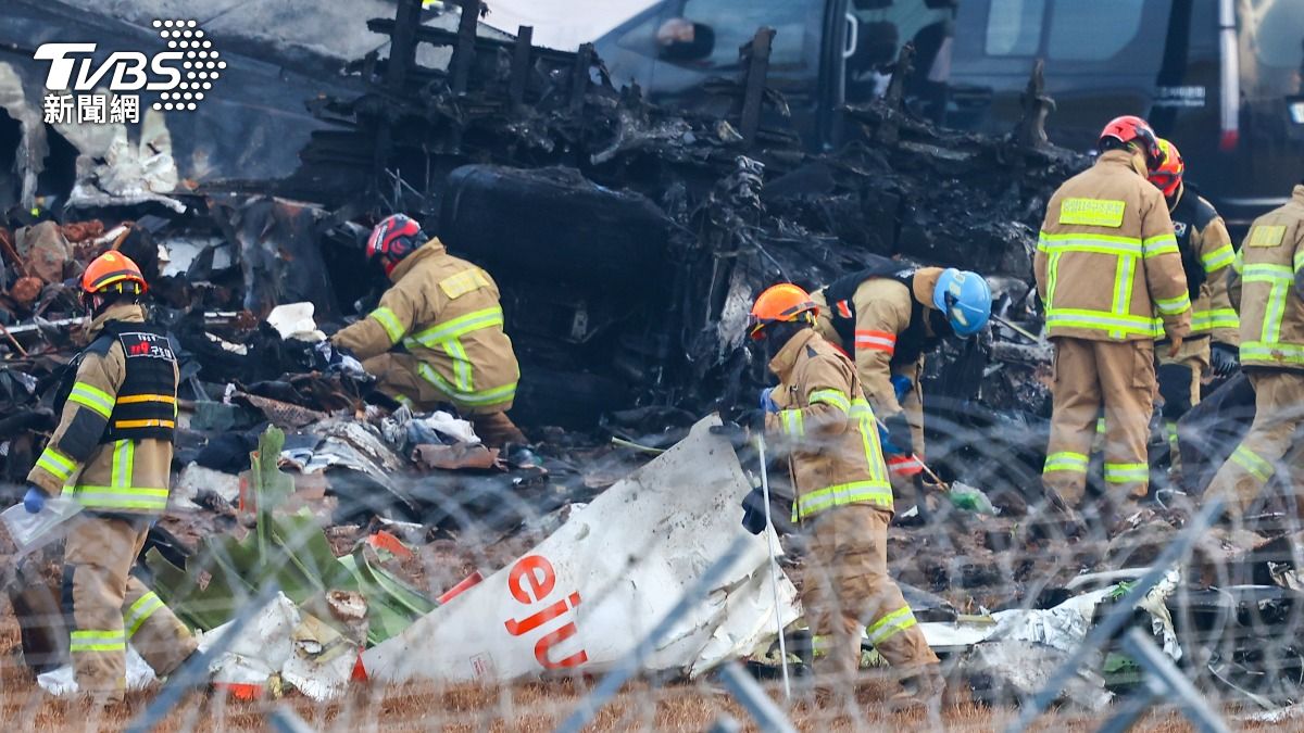濟州航空空難救援人員指出,屍塊和飛機碎片混在一起,救援過程極其艱辛。(圖/達志影像Newscom)