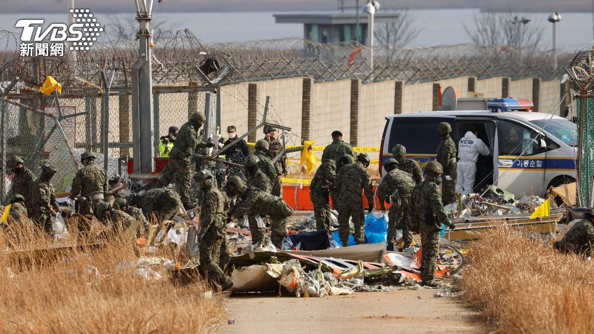 士兵們在現場尋找罹難者遺體屍塊。(圖/達志影像路透社)